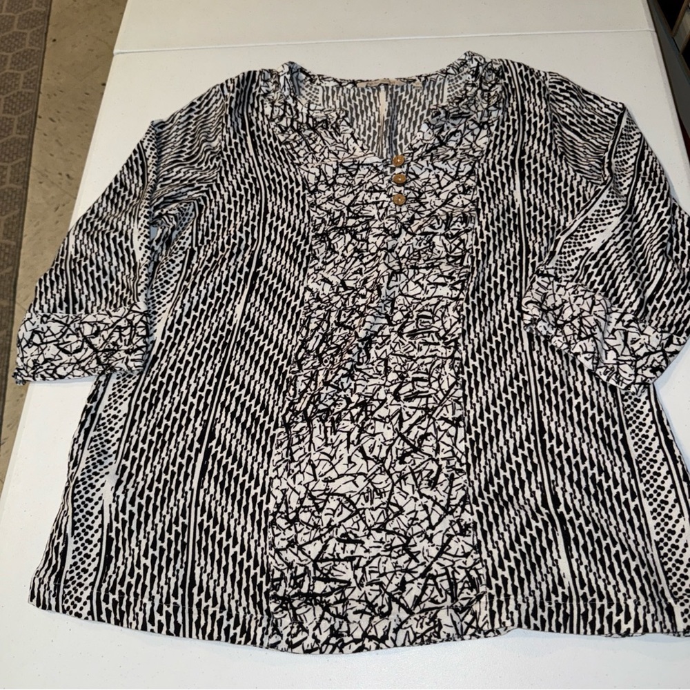 SOFT surroundings blouse black and white floral‎ soft 100% rayon flowy 1X